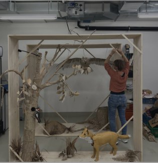 Fuchs — Kartonskulptur aus dem Atelier