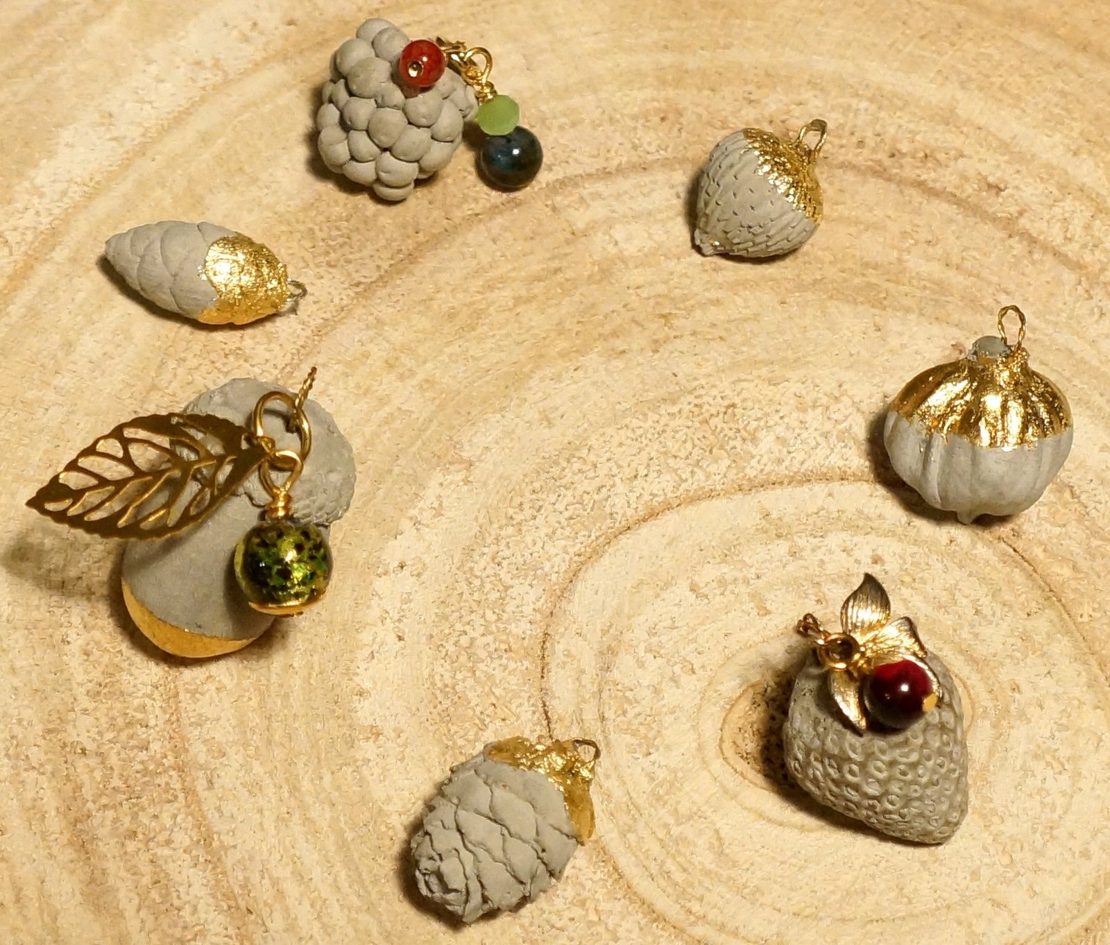 Betonschmuck mit Blattgold und Perlen