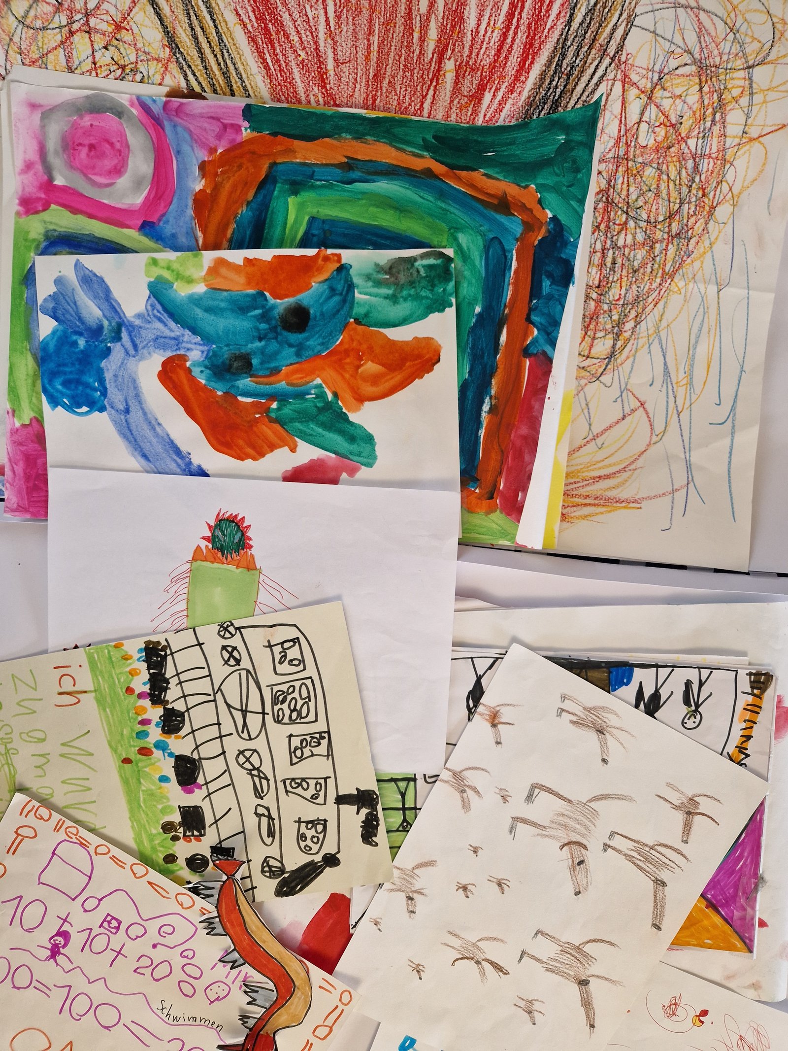 Kinderzeichnungen im Atelier